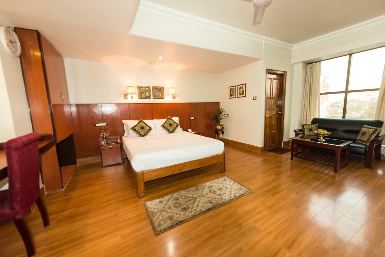 The Classic Hotel インパール エクステリア 写真