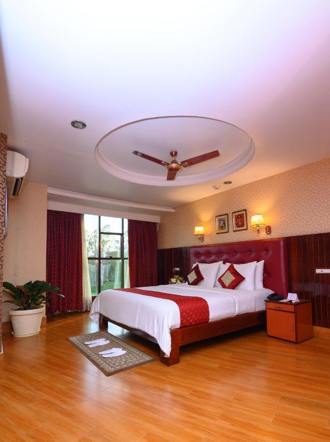 The Classic Hotel インパール エクステリア 写真