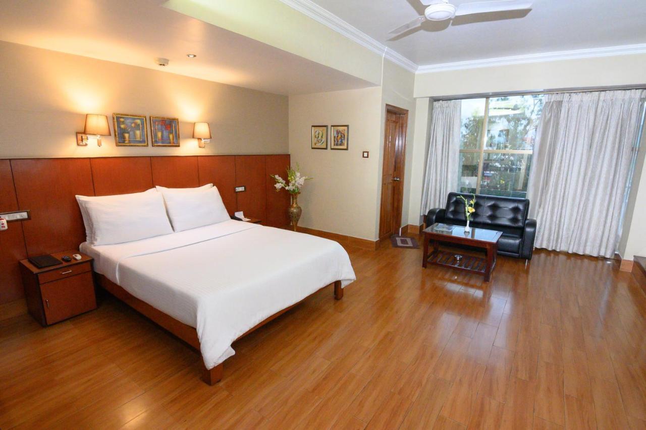 The Classic Hotel インパール エクステリア 写真